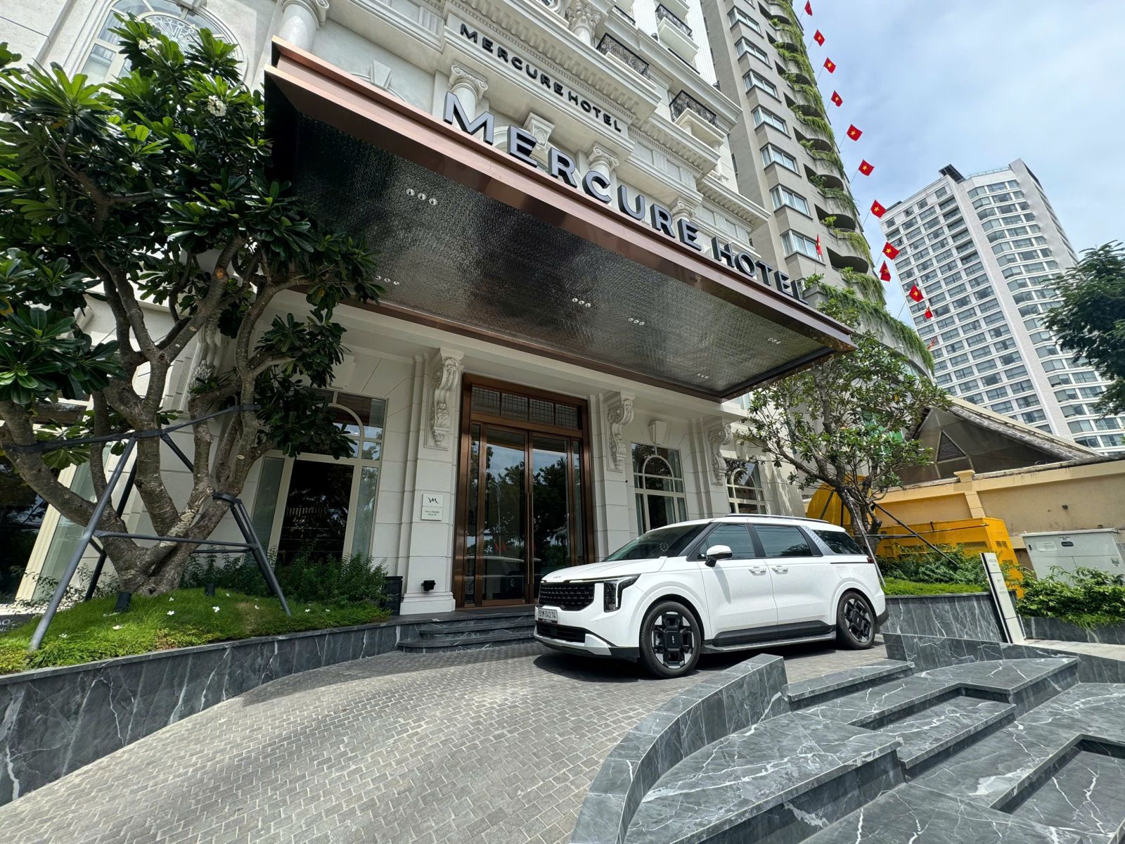 Xe tự lái cho Tour đi viếng chùa Đồ Cha Diệp