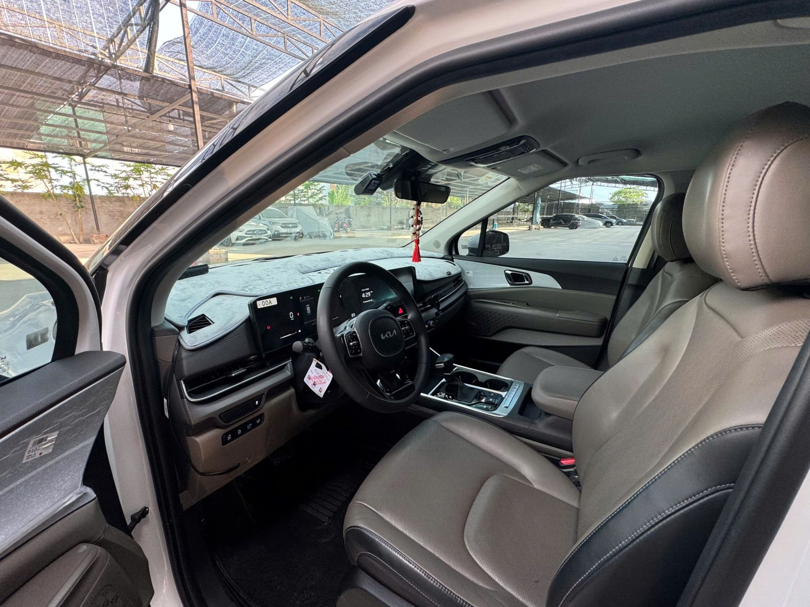 Cho thuê xe Kia Carnival